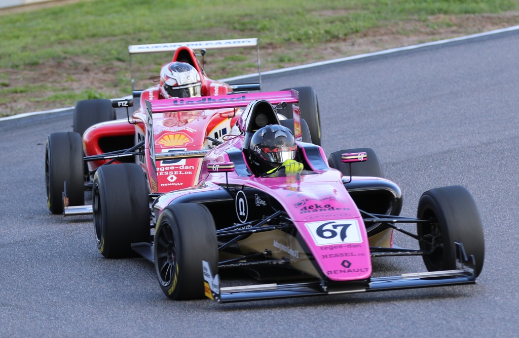 Casper Pilgaard pressede Jonas Lindhard hårdt inden det lykkedes ham at komme i front.
(Foto: Motorsporten.dk)